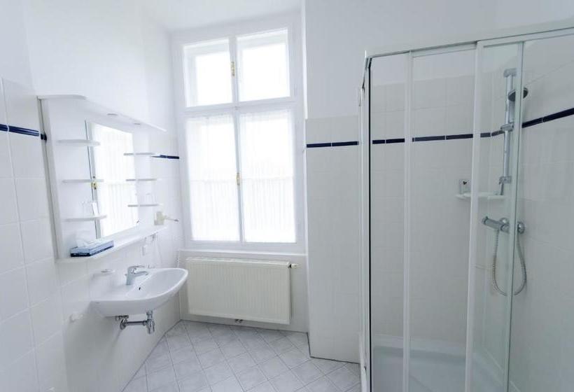 Отель Schloss Gumpoldskirchen