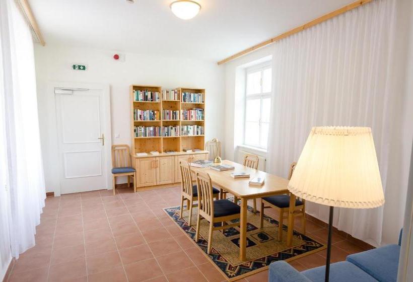 Отель Schloss Gumpoldskirchen