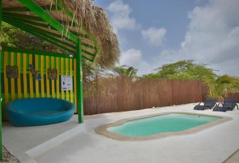 Pista Q Hostel And Apartments