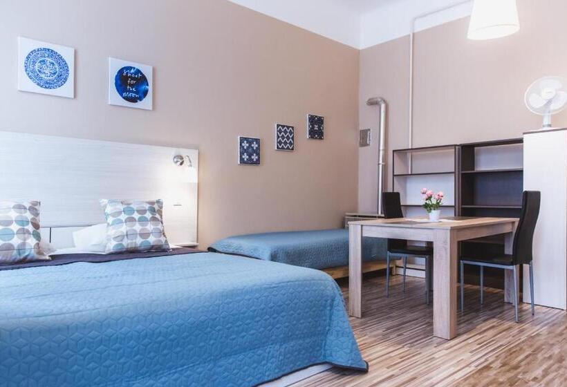 הוסטל East Station Private Rooms & Apartments