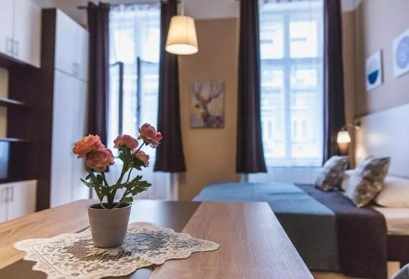 Retkeilymaja East Station Private Rooms & Apartments