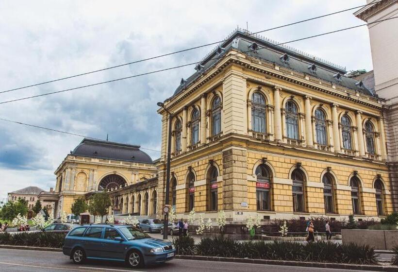 הוסטל East Station Private Rooms & Apartments