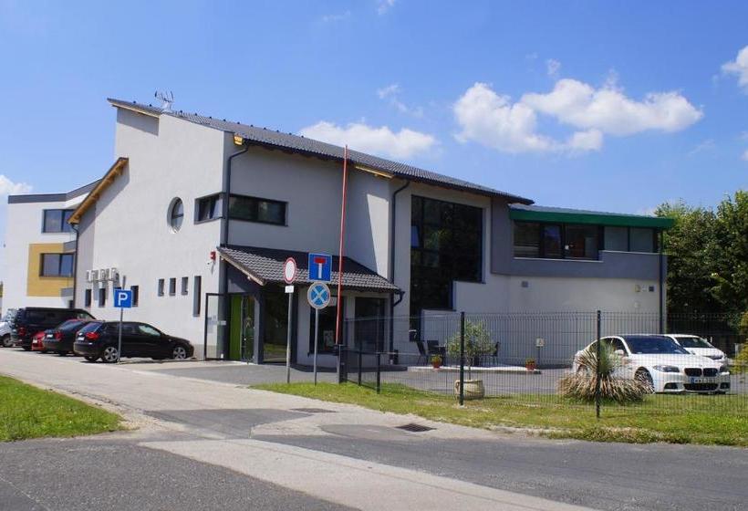 住宿加早餐  Fitromax Ajka