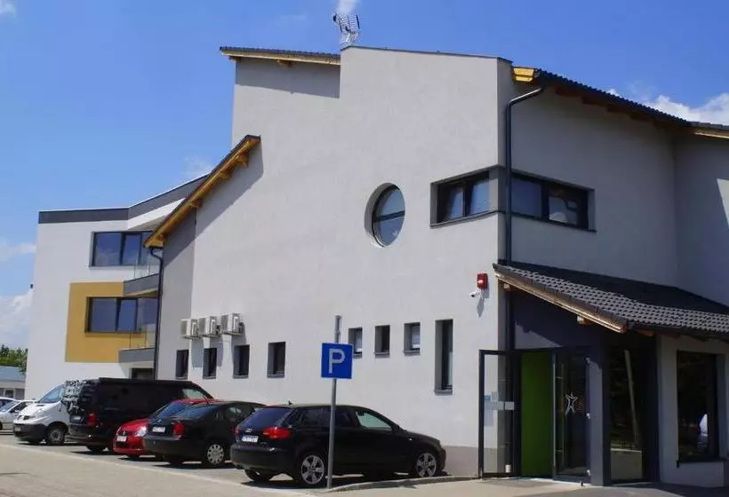 Aamiaismajoitus (B&B) Fitromax Ajka