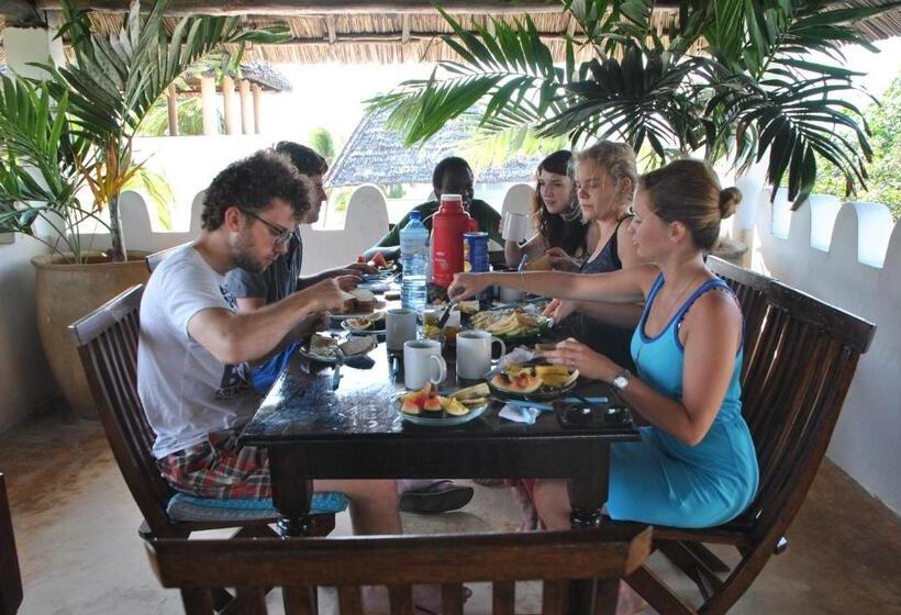 تختخواب و صبحانه Shella White House