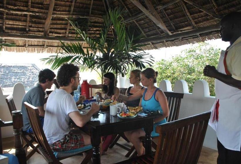 تختخواب و صبحانه Shella White House