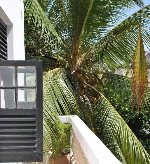 تختخواب و صبحانه Shella White House