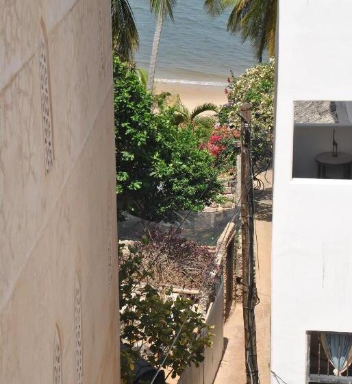 تختخواب و صبحانه Shella White House