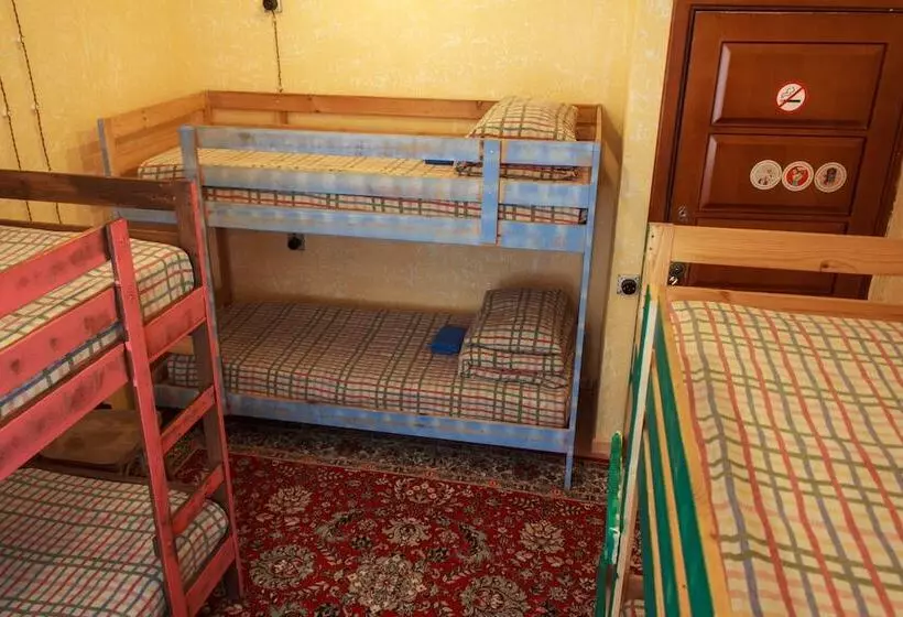 تختخواب و صبحانه Trinity Hostel