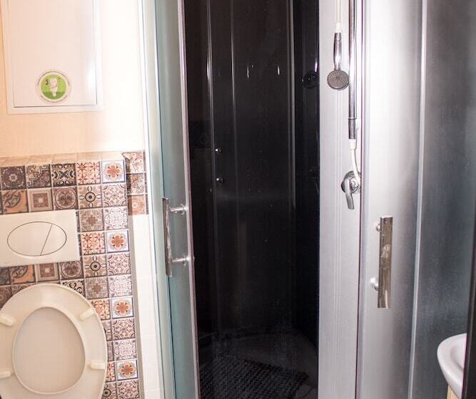 تختخواب و صبحانه Trinity Hostel