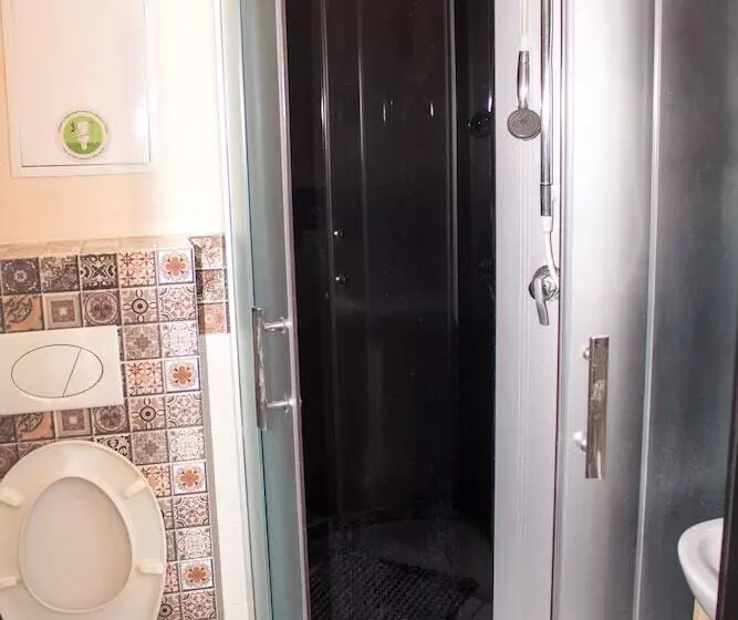 تختخواب و صبحانه Trinity Hostel