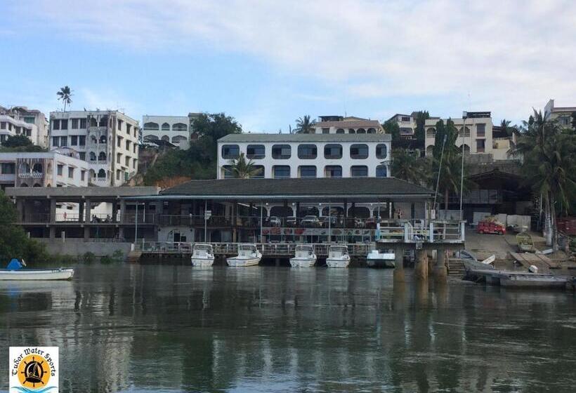 تختخواب و صبحانه Tudor Water Sports