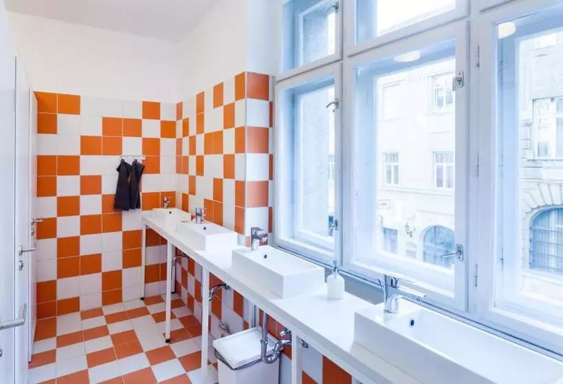 Essential Hostel