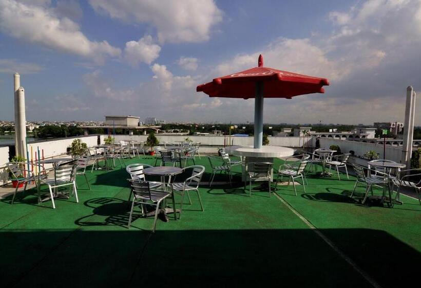 هتل Holiday Xpress