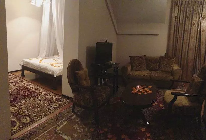 هتل King House