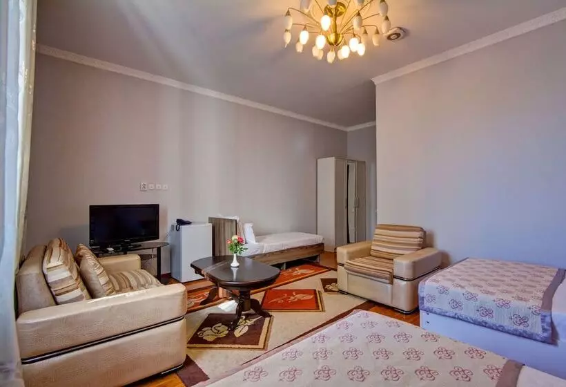 هتل King House