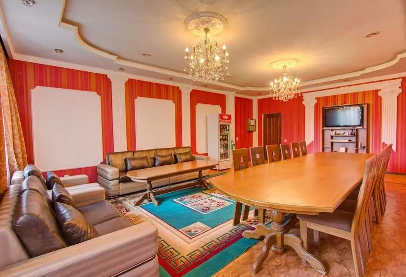 هتل King House