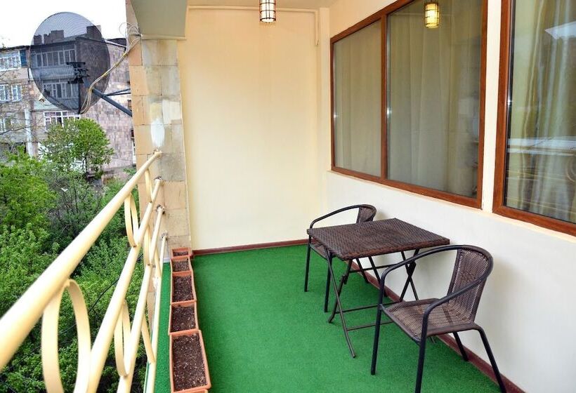 Hotel Sanahin Bridge