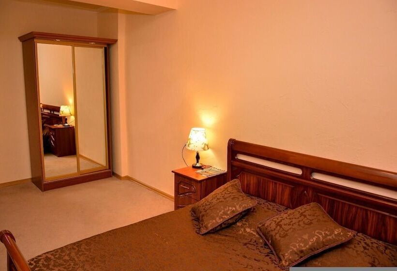 Hotel Sanahin Bridge