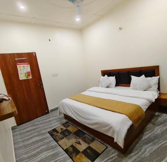 Отель Maa Kaila Dham   Near Prem Mandir Vrindavan