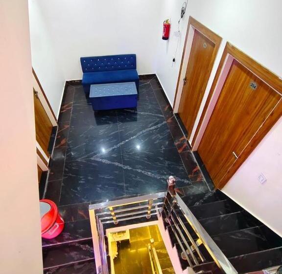 Отель Maa Kaila Dham   Near Prem Mandir Vrindavan