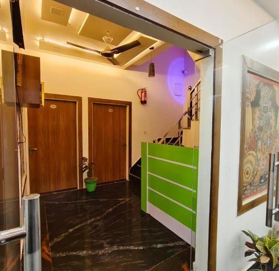 Отель Maa Kaila Dham   Near Prem Mandir Vrindavan