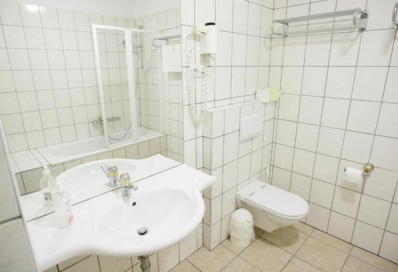 مبيت وإفطار Gőzmalom étterem és Panzió