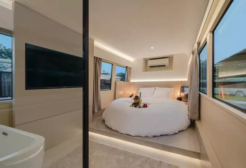 هتل The Bus Collective