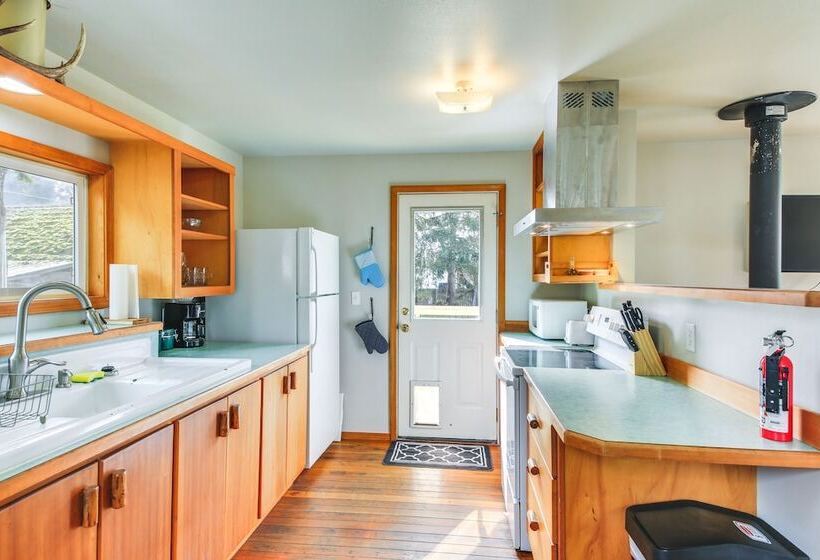 Clark Fork Vacation Home W/ Wood Stove Near Lake!