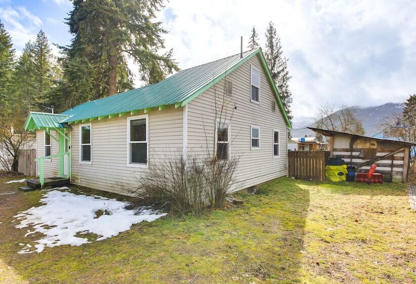 Clark Fork Vacation Home W/ Wood Stove Near Lake!