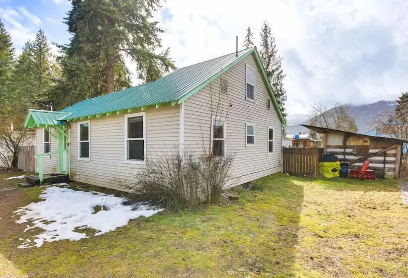 Clark Fork Vacation Home W/ Wood Stove Near Lake!
