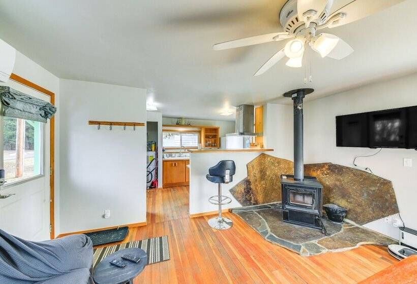 Clark Fork Vacation Home W/ Wood Stove Near Lake!