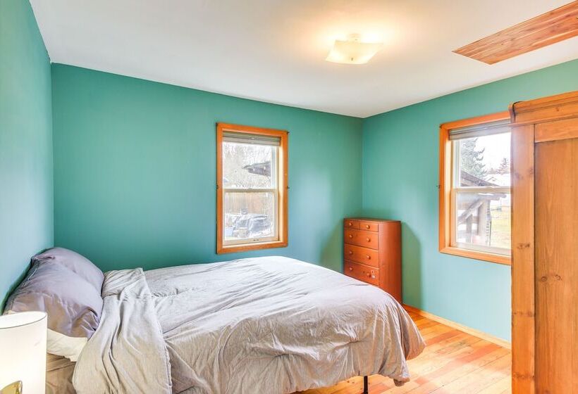 Clark Fork Vacation Home W/ Wood Stove Near Lake!