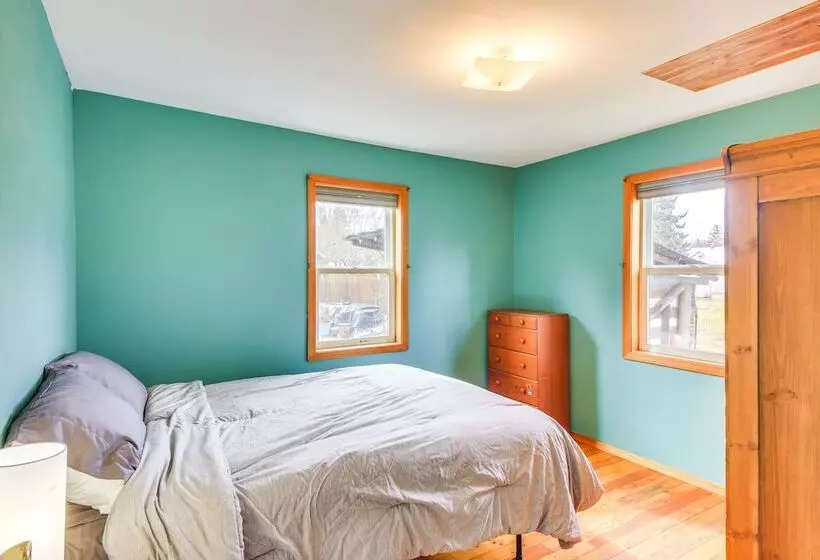 Clark Fork Vacation Home W/ Wood Stove Near Lake!
