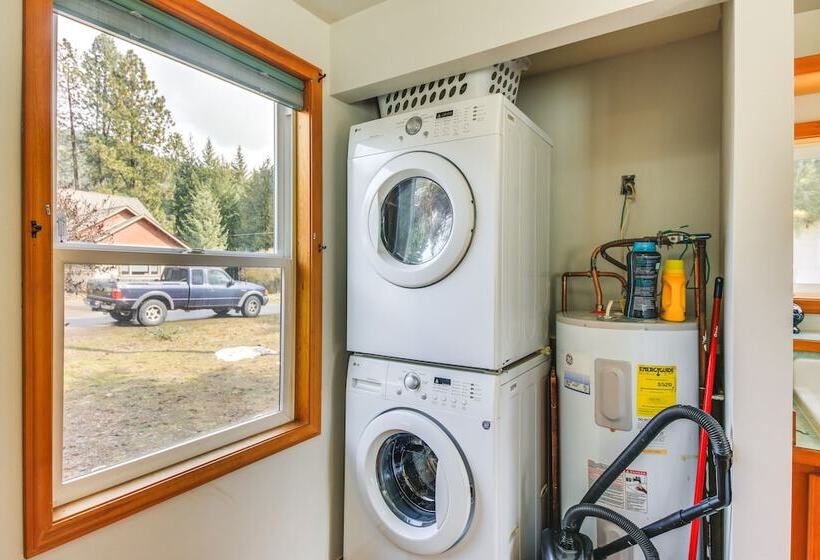 Clark Fork Vacation Home W/ Wood Stove Near Lake!