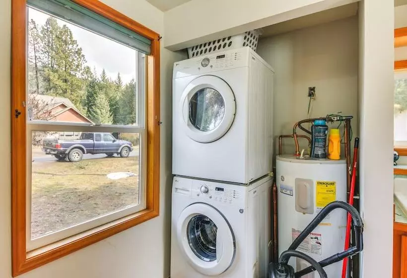 Clark Fork Vacation Home W/ Wood Stove Near Lake!