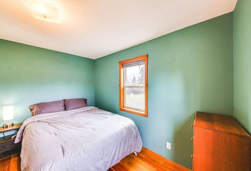 Clark Fork Vacation Home W/ Wood Stove Near Lake!