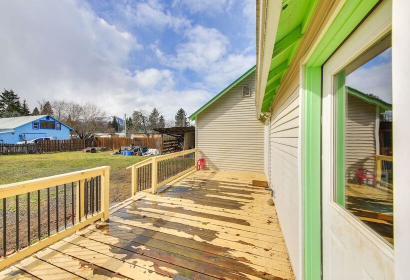 Clark Fork Vacation Home W/ Wood Stove Near Lake!