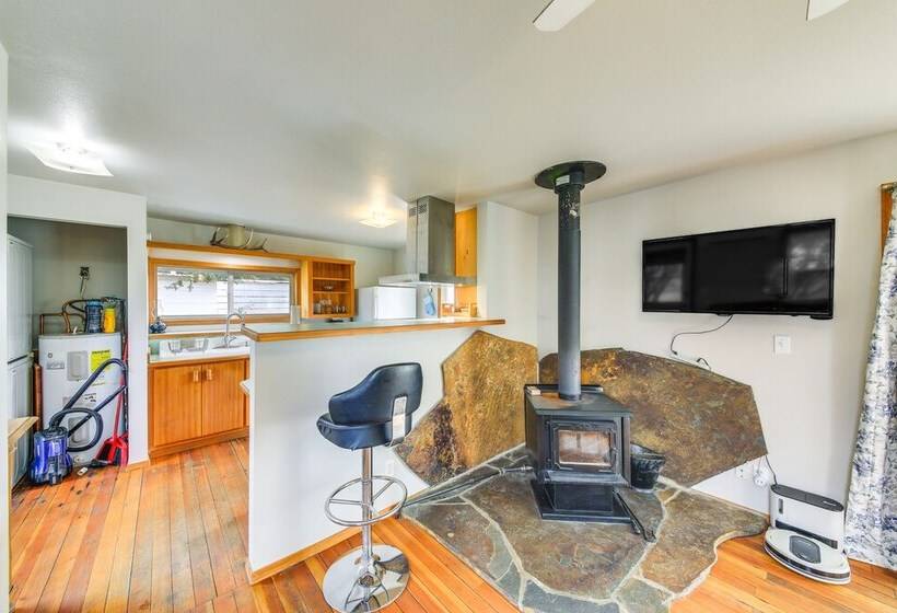 Clark Fork Vacation Home W/ Wood Stove Near Lake!