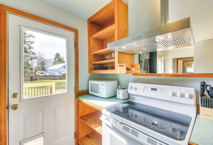 Clark Fork Vacation Home W/ Wood Stove Near Lake!