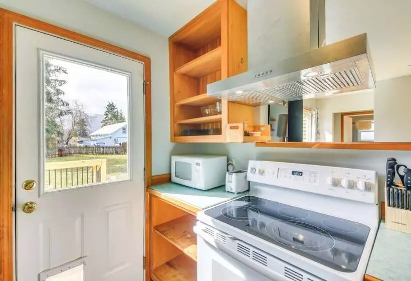 Clark Fork Vacation Home W/ Wood Stove Near Lake!