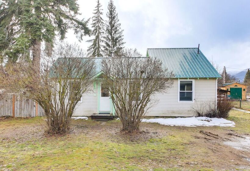 Clark Fork Vacation Home W/ Wood Stove Near Lake!