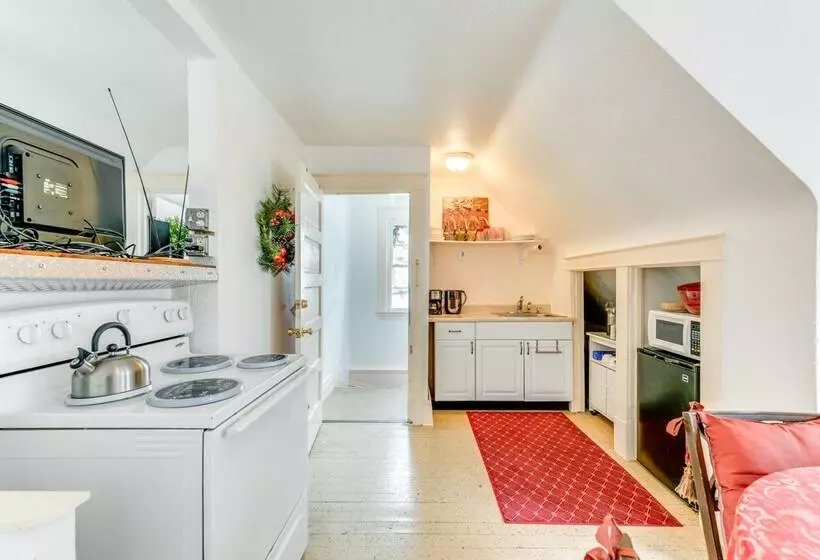 Cozy Niagara Falls Cottage W/ Gas Grill + Patio!