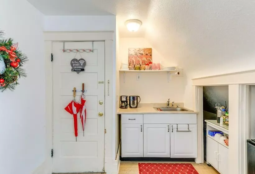 Cozy Niagara Falls Cottage W/ Gas Grill + Patio!