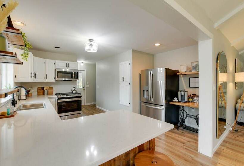 East Aurora Home ~ 18 Mi To Downtown Buffalo!