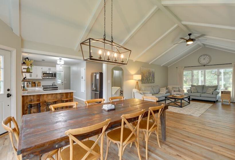 East Aurora Home ~ 18 Mi To Downtown Buffalo!