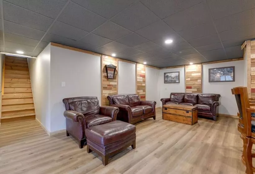 East Aurora Home ~ 18 Mi To Downtown Buffalo!