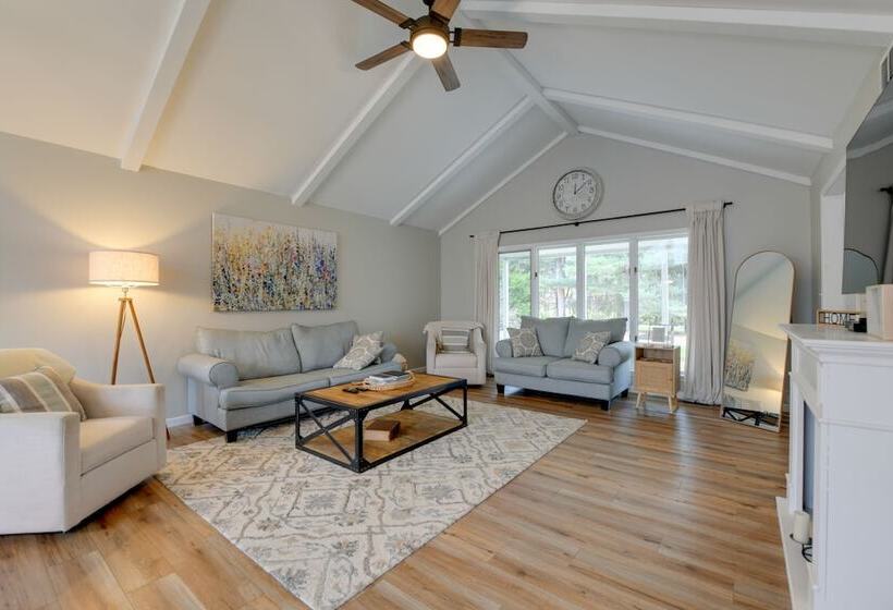 East Aurora Home ~ 18 Mi To Downtown Buffalo!