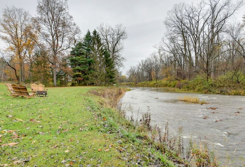 East Aurora Home ~ 18 Mi To Downtown Buffalo!