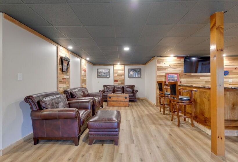 East Aurora Home ~ 18 Mi To Downtown Buffalo!